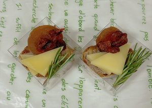 チーズ工房NEEDSのハードタイプ「槲（かしわ）」を小さな手土産に